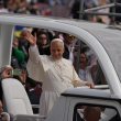 El papa León XIV saluda a la multitud desde el papamóvil al finalizar una misa el domingo 5 de octubre de 2025 en la Plaza de San Pedro, en el Vaticano. (AP Foto/Alessandra Tarantino)