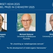De izquierda a derecha: Susumu Kitagawa, Richard Robson y Omar Yaghi, ganadores del Premio Nobel de Química, anunciados en la Asamblea Nobel del Instituto Karolinska, en Estocolmo, Suecia, el miércoles 8 de octubre de 2025.