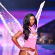 Angel Reese desfila por la pasarela durante el Desfile de Victoria's Secret el miércoles 15 de octubre de 2025 en el barrio de Brooklyn, Nueva York.