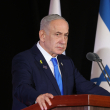 Benjamin Netanyahu participa en una ceremonia conmemorativa estatal en honor a los soldados caídos en la guerra de Gaza en el cementerio militar del Monte Herzl, en Jerusalén, el 16 de octubre de 2025