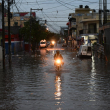 Las lluvias caídas ayer sobre santo domingo inundaron calles y avenidas, creando taponamientos y  retrasando el movimiento de los ciudadanos.