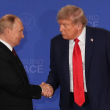 El presidente Donald Trump (derecha) estrecha la mano del presidente ruso Vladimir Putin durante una conferencia de prensa conjunta en la Base Conjunta Elmendorf-Richardson, Alaska, el 15 de agosto de 2025.