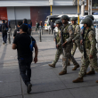 Oficiales militares patrullan una calle después de que el gobierno declarara el estado de emergencia en Lima el 22 de octubre de 2025.