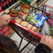 Un comprador de los beneficios SNAP de California empuja un carrito en un supermercado en Bellflower, California, el 13 de febrero de 2023.