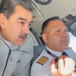 En esta imagen tomada de un video publicado en la cuenta de Facebook del presidente venezolano, Nicolás Maduro, el 15 de diciembre de 2023, Maduro se ve junto al piloto Bitner Villegas en la cabina de un avión