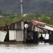 Un agricultor permanece dentro de su casa inundada después del paso del huracán Melissa por el pueblo de San Miguel de Parada en la provincia de Santiago de Cuba el 29 de octubre de 2025.