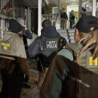 Fotografía cedida por la Oficina de Investigaciones de Seguridad Nacional (HSI) de Nueva York. ICE centrará los esfuerzos de sus redadas en tres ciudades cada semana, con un objetivo de al menos 1.200 inmigrantes detenidos cada día, según informó la cadena NBC News. EFE/HSI Nueva York /