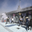 Manifestantes frente a la casa de Gobierno en México