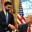 El presidente estadounidense Donald Trump (D) estrecha la mano del alcalde electo de Nueva York, Zohran Mamdani, durante su encuentro en el Despacho Oval de la Casa Blanca en Washington, D.C., el 21 de noviembre de 2025.