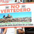 Residentes de La Cuaba portaban carteles que decían “No vertedero”, mientras vestían ropa blanca en su protesta en contra de la instalación de un relleno sanitario en la zona. Leonel Matos/ LD