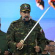 Nicolás Maduro pronuncia un discurso mientras sostiene la "Espada del Perú" del héroe de la independencia venezolana Simón Bolívar durante una ceremonia militar en Fuerte Tiuna, Caracas, el 25 de noviembre de 2025