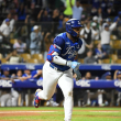 Mel Rojas Jr., del Licey, inicia su marcha hacia la inicial tras pegar un imparable en el partido frente a las Águilas Cibaeñas.