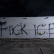 Un grafiti anti-ICE se ve en una pared en Nueva Orleans, Luisiana por los comentarios antisomalíes del presidente Donald Trump.