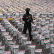 Un agente de la Dirección Nacional de Control de Drogas (DNCD), resguarda un cargamento de 9.588 kilos de droga incautada en Santo Domingo. /EFE