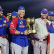 Robinson Canó sostiene el trofeo de la pasada Serie del Caribe, a su izquierda el dirigente Albert Pujols.