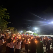 Comunitarios de La Cuaba, culminaron su encendido de velas con consignas y oraciones.