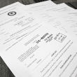 Esta fotoilustración, tomada en Washington, D.C., el 19 de diciembre de 2025, muestra documentos judiciales después de que el Departamento de Justicia de EE. UU. comenzara a publicar los tan esperados registros de la investigación sobre el caso políticamente explosivo del delincuente sexual convicto Jeffrey Epstein.