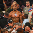 El boxeador británico Anthony Joshua celebra tras derrotar al boxeador e influencer estadounidense Jake Paul (fuera de cuadro) en una pelea de peso pesado sin título en el Kaseya Center en Miami, Florida, el 19 de diciembre de 2025. (Foto de Giorgio VIERA / AFP)