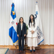 Yeni Berenice Reynoso con embajadora de Estados Unidos, Leah Francis Campos.