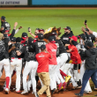 Jugadores, el staff de coaches y de operaciones de béisbol celebran la victoria sobre las Estrellas que le dio el boleto al Round Robin.
