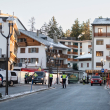 Agentes de policía inspeccionan la zona donde, un incendio en el bar Le Constellation, causó varios fallecidos y heridos, en Crans-Montana, en los Alpes suizos, el 1 de enero de 2026.