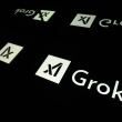 Esta fotografía muestra pantallas que muestran el logotipo de Grok, un chatbot de inteligencia artificial generativa desarrollado por la empresa estadounidense de inteligencia artificial xAI, en Toulouse, sur de Francia, el 15 de enero de 2025.
El regulador de seguridad en internet del Reino Unido, Ofcom, anunció el lunes 12 de enero de 2026 la apertura de una "investigación formal" sobre la red social X "en relación con imágenes sexualmente explícitas difundidas" por su asistente de inteligencia artificial Grok, según un comunicado.
