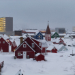 Una vista muestra casas tradicionales groenlandesas en condiciones casi de oscuridad en Nuuk, Groenlandia, el 12 de enero de 2026. Las vistas generales de la capital fueron captadas durante el invierno ártico, cuando la luz del día es limitada y la ciudad permanece prácticamente a oscuras.