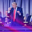 El presidente estadounidense Donald Trump baila tras los resultados del sorteo de la Copa Mundial de Fútbol de la FIFA 2026, que se celebrará en Estados Unidos, Canadá y México, en el Kennedy Center de Washington, D.C., el 5 de diciembre de 2025.
Un año después de su segundo mandato, el presidente estadounidense Donald Trump está rompiendo el orden posterior a la Segunda Guerra Mundial como nunca antes, dejando un mundo que podría resultar irreconocible una vez que termine. Lejos de bajar el ritmo, Trump ha comenzado el nuevo año con una serie de acciones agresivas que desafían descaradamente el orden de décadas de antigüedad que defendió Estados Unidos.