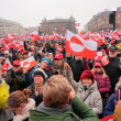 Manifestantes ondean banderas de Groenlandia mientras participan en una manifestación bajo los lemas "manos fuera de Groenlandia" y "Groenlandia para los groenlandeses", frente al Ayuntamiento de Copenhague, Dinamarca, el 17 de enero de 2026.