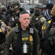 Gregory Bovino, comandante de la Patrulla Fronteriza y agente de ICE, junto a agentes federales ayer en Minneapolis. Juan Espinoza Martínez, de 37 años, fue acusado de asesinato por encargo por supuestamente pedir el muerte de Bolino.