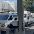 Ambulancias estacionadas en el Cabral y Báez esperan para ingresar pacientes a emergencias.