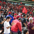 Fanáticos del Escogido celebran durante el partido del martes por la noche en el cual se coronaron campeones del torneo de béisbol otoño-invernal 2025-26.