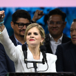 La candidata presidencial de Costa Rica por el Partido Pueblo Soberano, Laura Fernández, saluda a sus simpatizantes durante su discurso de victoria tras los resultados de las elecciones presidenciales en el Hotel Aurola, San José, el 1 de febrero de 2026.