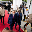 El primer ministro haitiano, Alix Didier Fils-Aime (centro), llega a la ceremonia de fin de mandato del Consejo Presidencial de Transición (CPT) en Puerto Príncipe el 7 de febrero de 2026.