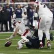 El mariscal de campo de los New England Patriots, Drake Maye (izq.), mira hacia atrás después de perder el balón durante la segunda mitad del Super Bowl LX de la NFL entre los New England Patriots y los Seattle Seahawks en el Levi's Stadium en Santa Clara, California, EE. UU., el 8 de febrero de 2026.