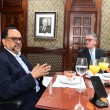 El ministro de Justicia, Antoliano Peralta, y Roberto Santana, director general de Servicios Penitenciarios y Correccionales, en el Desayuno de Listín Diario, donde analizaron el impacto de la expansión carcelaria y los retos del sistema de justicia dominicano para el año 2026.