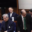 El expresidente de Corea del Sur, Yoon Suk Yeol (segunda fila, izquierda), asiste a un juicio por sus cargos de insurrección en el Tribunal Central del Distrito de Seúl, en Seúl, el 19 de febrero de 2026