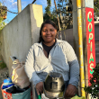 Desde la madrugada, esta joven de 32 años, se dedica a atender su puesto de venta de estas bebidas calientitas