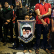 Un niño sostiene un retrato del difunto líder supremo de Irán, el ayatolá Alí Jamenei, durante una protesta solidaria frente a la embajada de Estados Unidos en Kuala Lumpur.