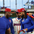 Albert Pujols conversa con Fernando Tatis Jr. y Geraldo Perdomo en la primera práctica conjunta del equipo dominicano en el Clásico Mundial de Béisbol 2026