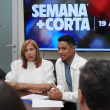 La directora de la Escuela de Comunicación, doctora Ana Bélgica junto a un joven perteneciente al comité de estudiantes de Comunicación Social.