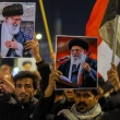 Chiíes iraquíes sostienen imágenes del líder supremo iraní, el ayatolá Alí Jamenei, quien murió junto a su esposa y nieto en un ataque estadounidense en Teherán, durante un funeral simbólico en Najaf, Irar, el domingo pasado.