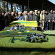 Clérigos y dolientes se encuentran frente a los ataúdes cubiertos con Hezbolá, de personas asesinadas en ataques aéreos israelíes sobre Baalbek, durante su funeral en la ciudad oriental libanesa el 5 de marzo de 2026.