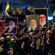 Clérigos chiítas iraquíes sostienen retratos del líder supremo iraní, el ayatolá Alí Jamenei, asesinado, y corean consignas durante una protesta contra los ataques de Israel y Estados Unidos contra Irán,