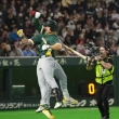 Alex Hall, de Australia, festeja tras conectar un jonrón ante República Checa en el juego del Clásico Mundial de béisbol, disputado el 6 de marzo de 2026 en Tokio.