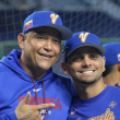 Miguel Cabrera, coach de bateo de Venezuela, abraza al jugador de cuadro interior Andrés Giménez.