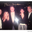 El expresidente Bill Clinton (centro) posando con Epstein (derecha) y Ghislaine Maxwell (segunda derecha).