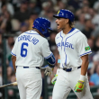 El brasileño Lucas Ramirez, derecha, celebra con Osvaldo Carvalho después de batear un cuadrangular solitario durante la primera entrada del juego de béisbol del Clásico Mundial contra Estados Unidos.