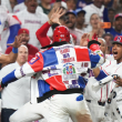 Julio Rodríguez usando la chaqueta de celebración del equipo dominicano, que lleva varios de los sobrenombres de los jugadores, tras pegar un jonrón contra Nicaragua en el Clásico Mundial de Béisbol 2026