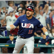 Kyle Schwarber celebra con su cueva luego de poner al frente a los Estados Unidos frente a Gran Bretaña.